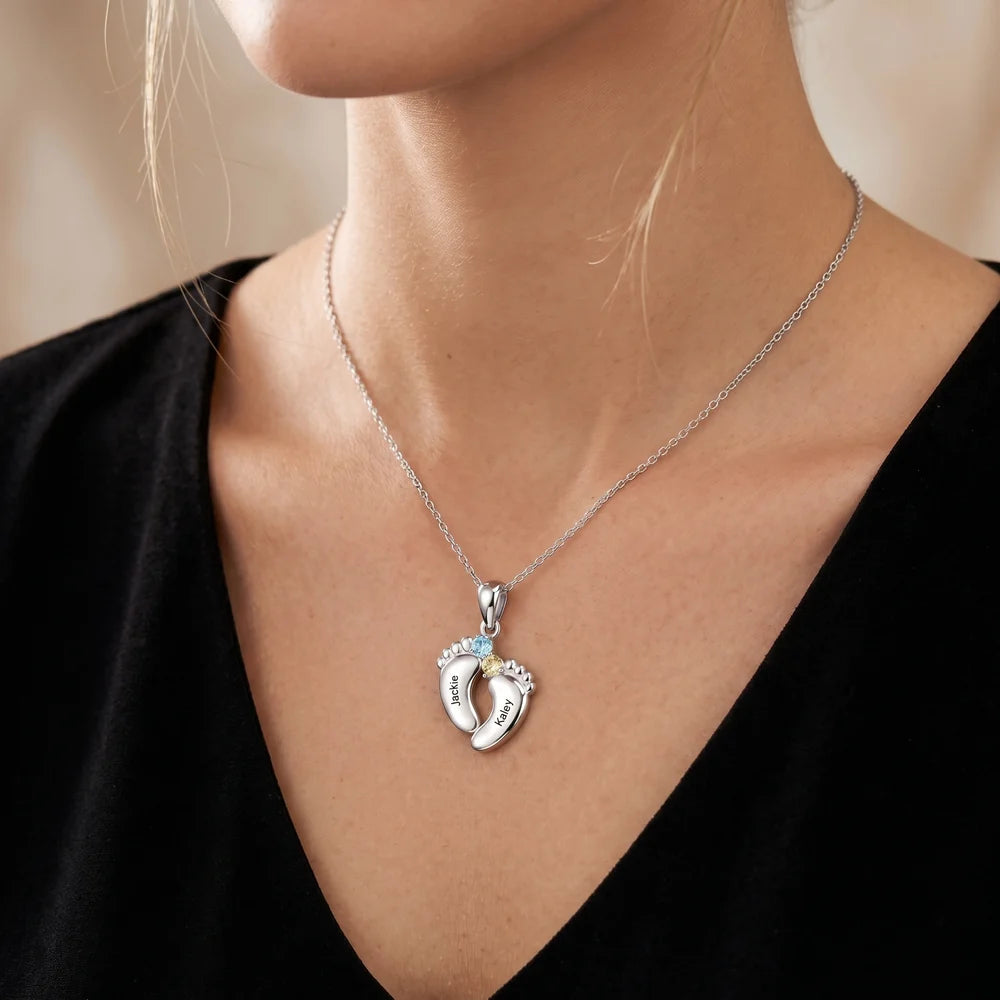 Shine & Love™ – Para Mi Esposa: Collar Pies de Bebé