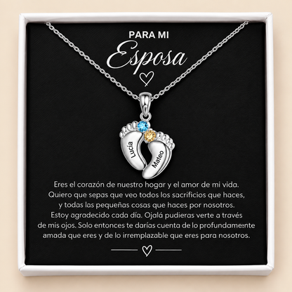 Shine & Love™ – Para Mi Esposa: Collar Pies de Bebé
